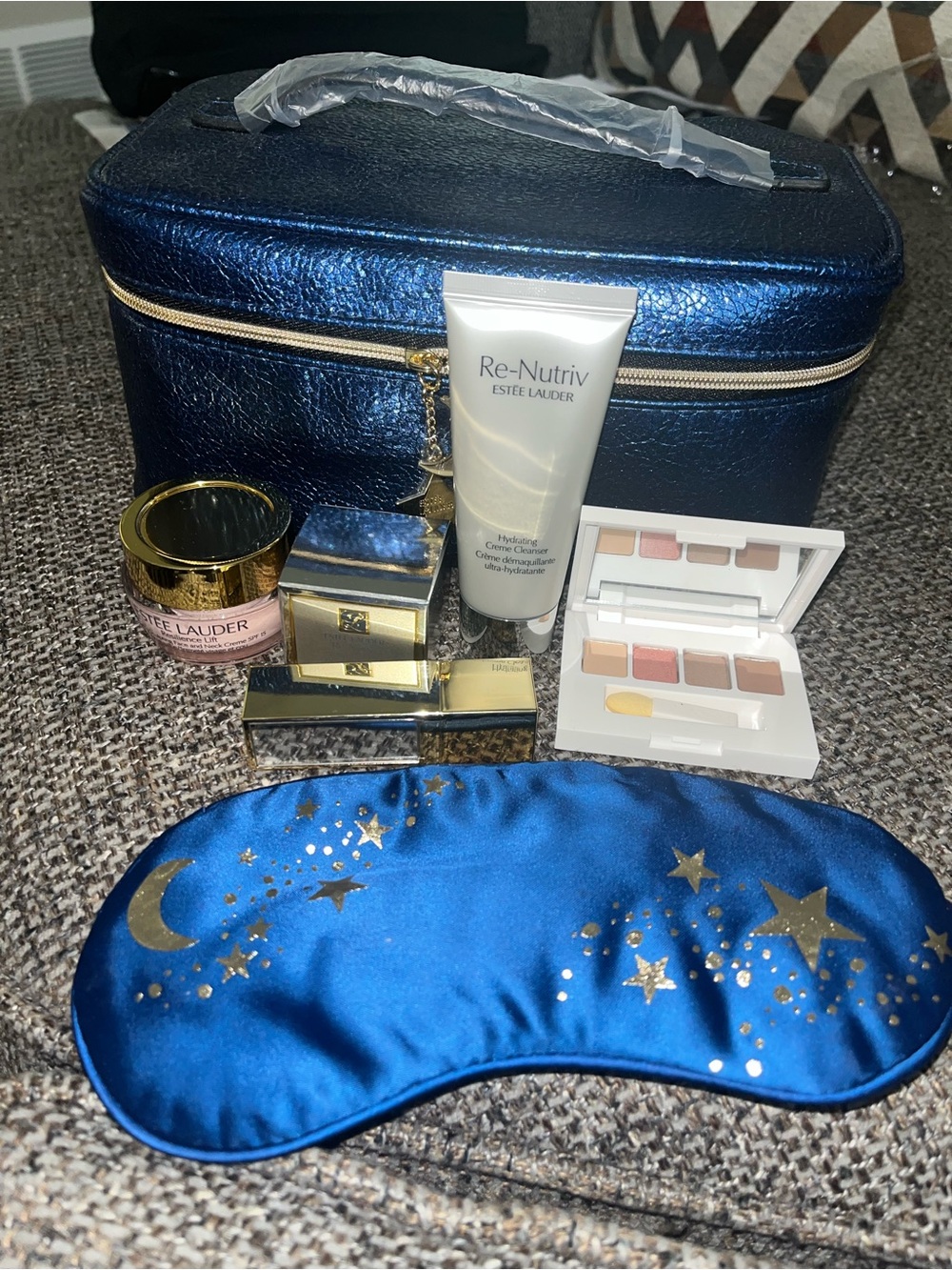 Estรฉe Lauder Huge Bundle w/very nice cosmetic case! 7 items!!